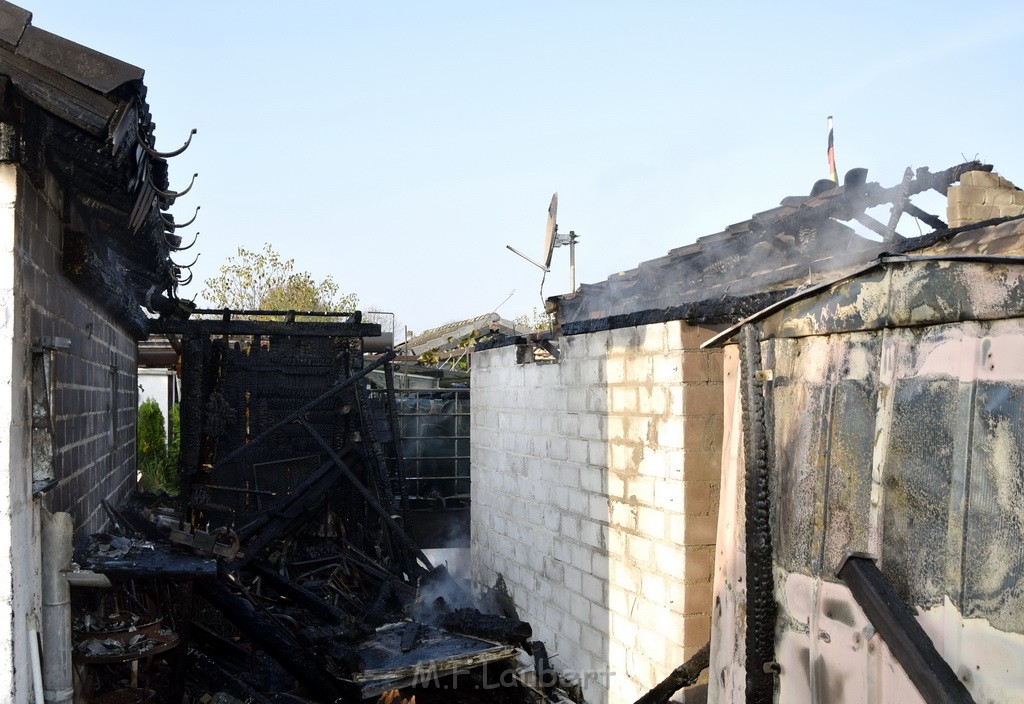 Feuer 1 brannten 3 Lauben Koeln Fuehlingen Kriegerhofstr P082.JPG - Miklos Laubert